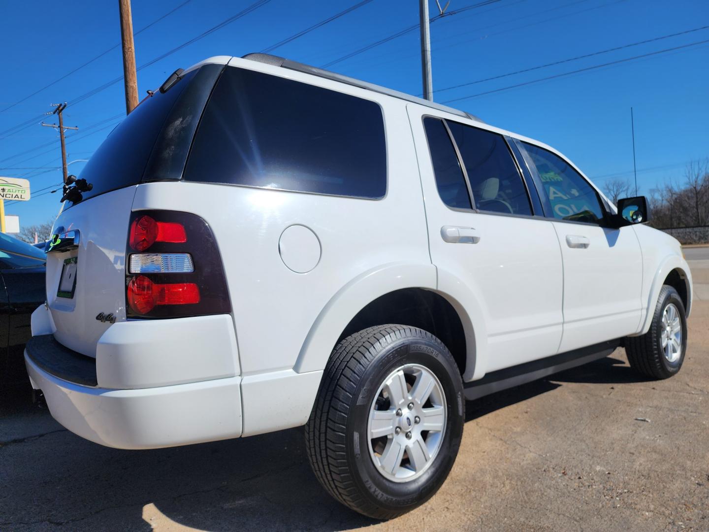 2009 WHITE Ford Explorer XLT (1FMEU73E19U) , AUTO transmission, located at 2660 S.Garland Avenue, Garland, TX, 75041, (469) 298-3118, 32.885551, -96.655602 - Welcome to DallasAutos4Less, one of the Premier BUY HERE PAY HERE Dealers in the North Dallas Area. We specialize in financing to people with NO CREDIT or BAD CREDIT. We need proof of income, proof of residence, and a ID. Come buy your new car from us today!! This is a Super Clean 2009 FORD EXPLO - Photo#3